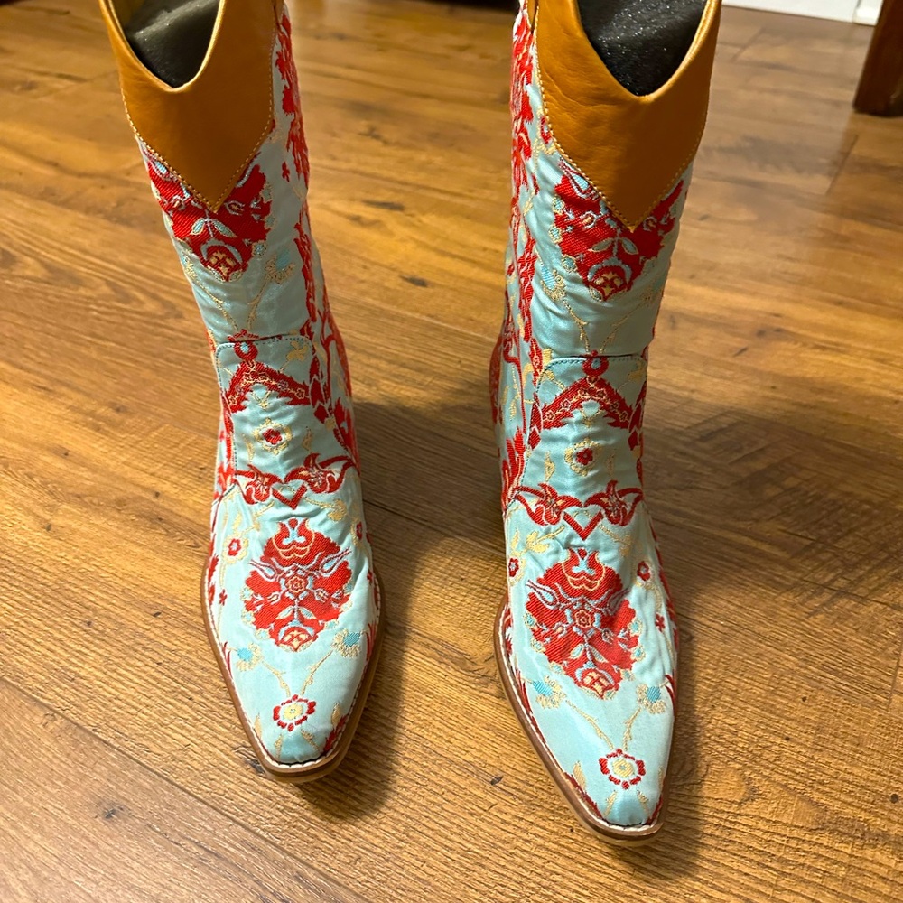 Never worn.  Size 39 or 9 but narrow probably 8